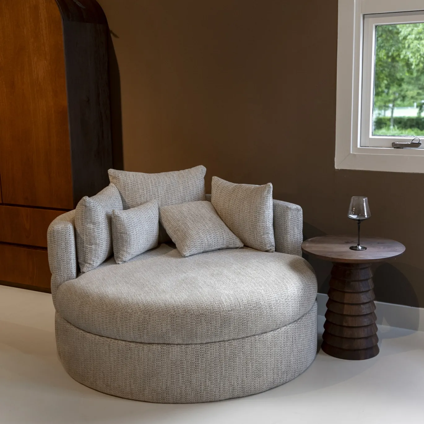 DÉJA Loveseat Miles Beige Chenille Rond