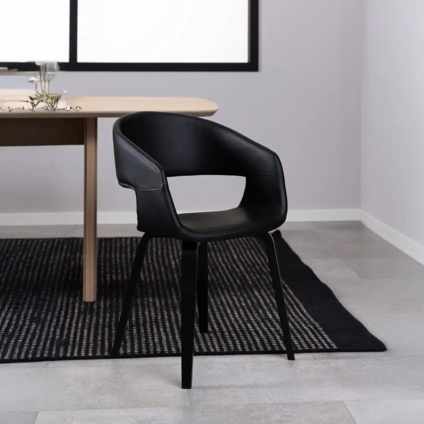 Eetkamerstoel Sanda Met Armleuning Zwart Pu - Giga Living