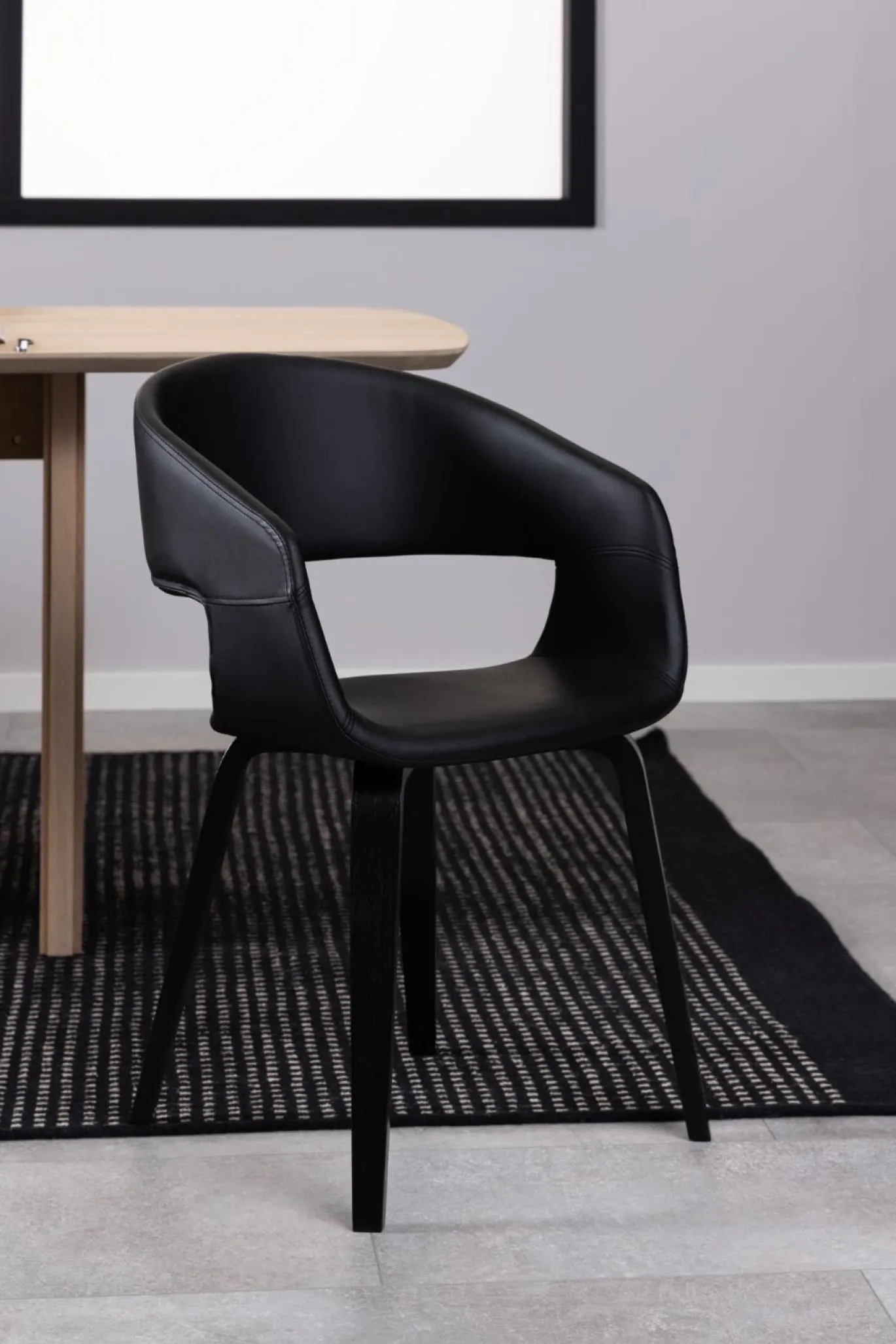 Eetkamerstoel Sanda Met Armleuning Zwart Pu - Giga Living