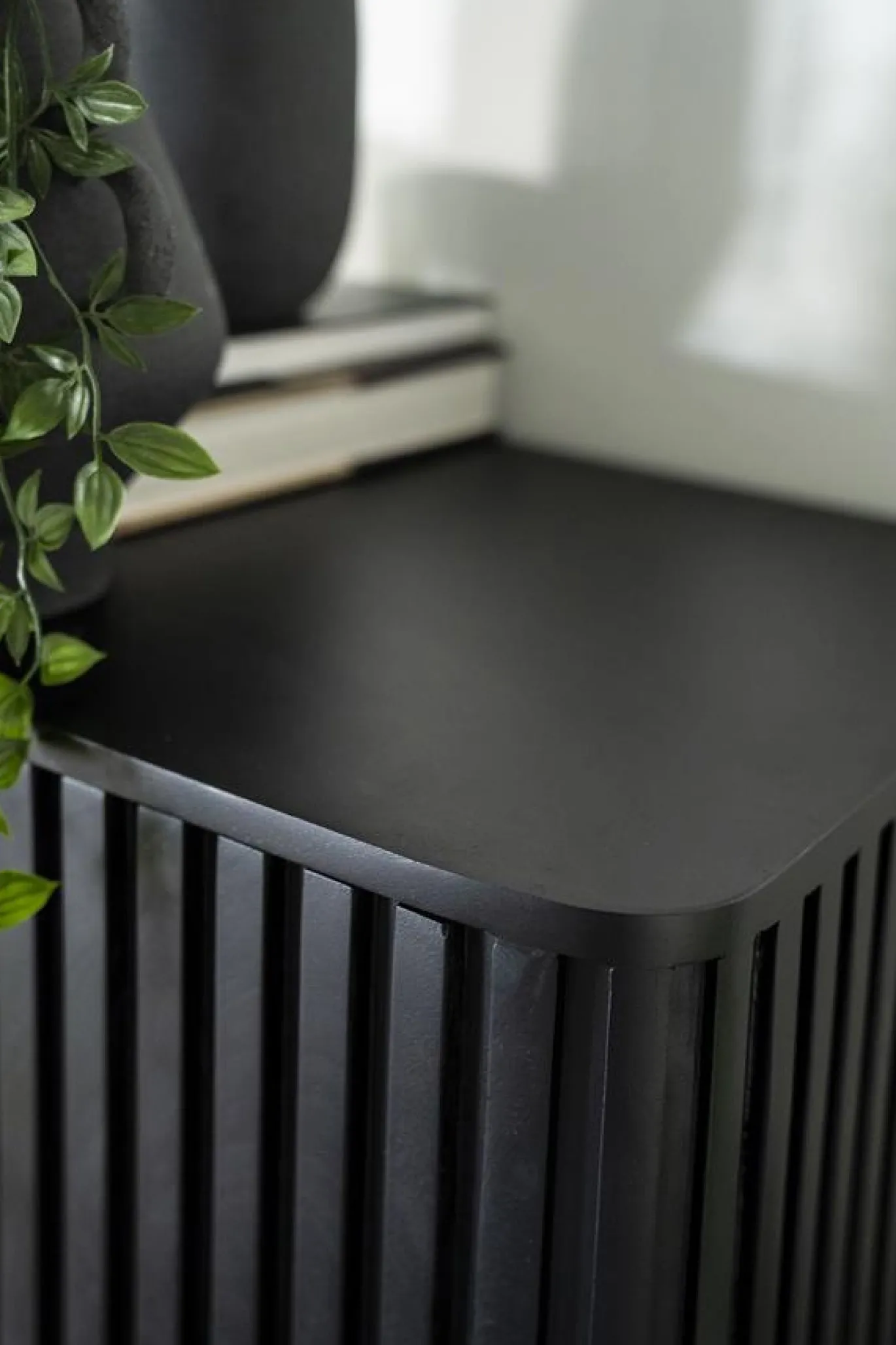 Eleonora Dressoir Remi Mangohout Zwart 4-deurs