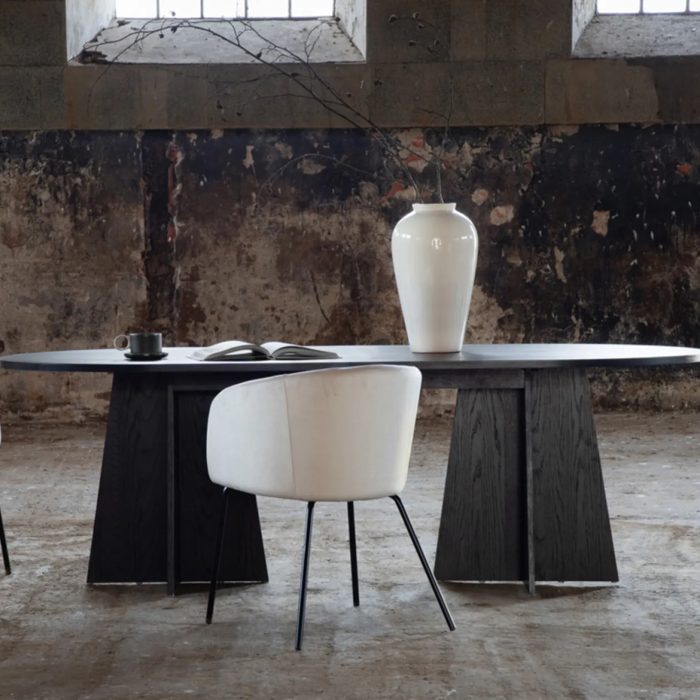 Fjôrd Eettafel Bootcut Zwart Ovaal 230cm