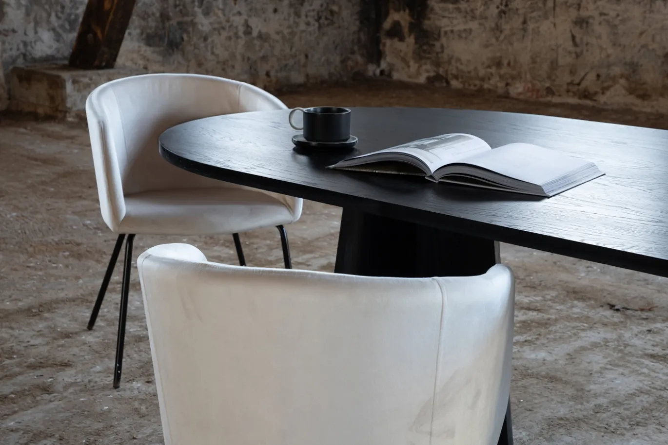 Fjôrd Eettafel Bootcut Zwart Ovaal 230cm