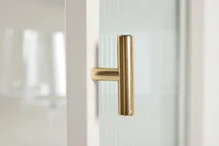 Fjôrd Vitrinekast Garis Hoog Staal Beige