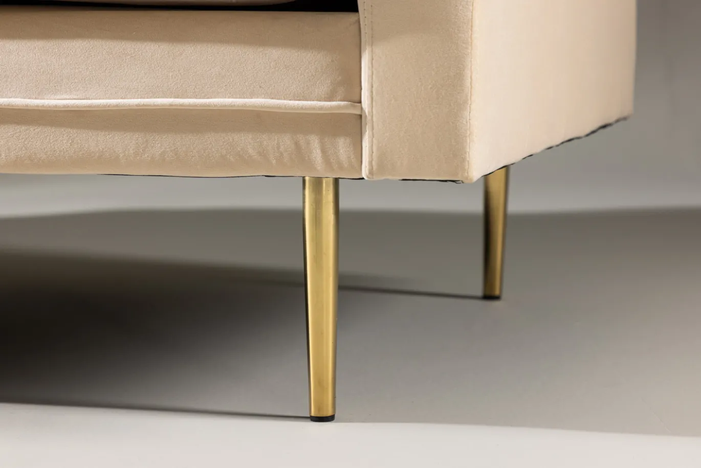 Fjôrd 3-zitsbank Boom Velvet Beige met Gouden Onderstel