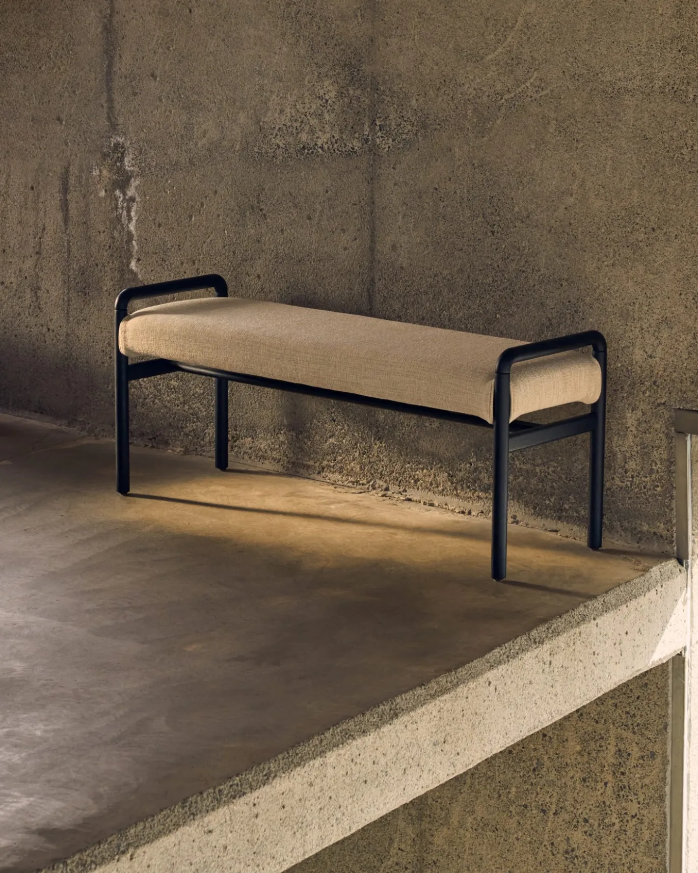 Kave Home Bankje Macaret Massief Eikenhout Zwart Afneembare Hoes 120cm