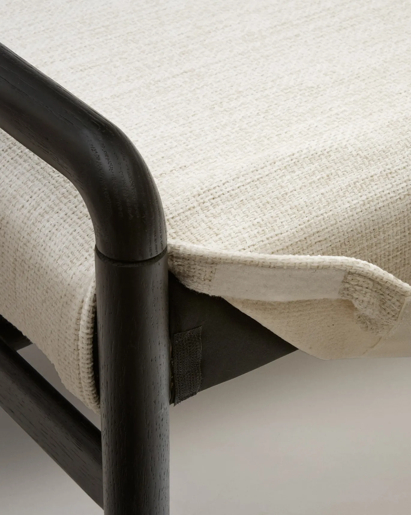 Kave Home Bankje Macaret Massief Eikenhout Zwart Afneembare Hoes 120cm