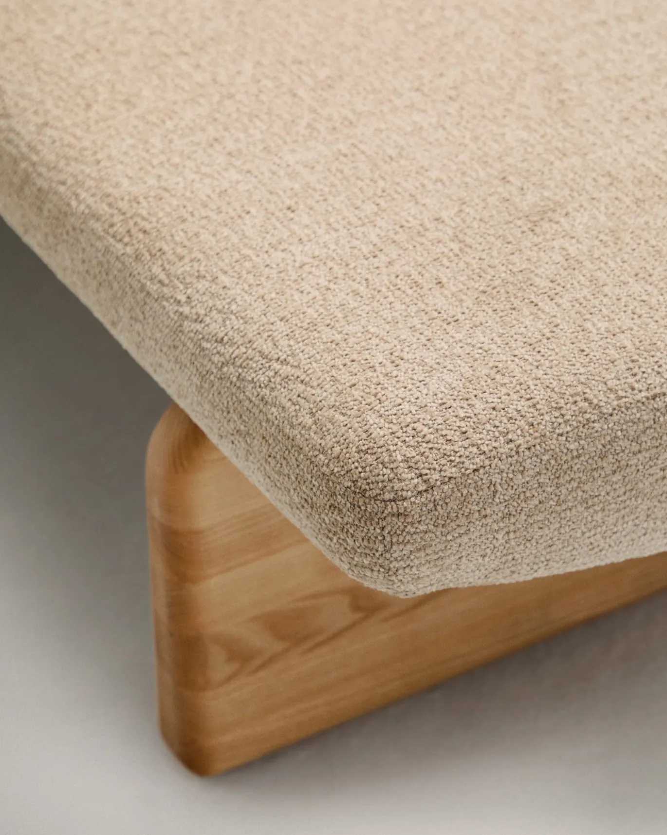 Kave Home Bankje Topaz Beige Chenille En Essenhout Naturel 150cm