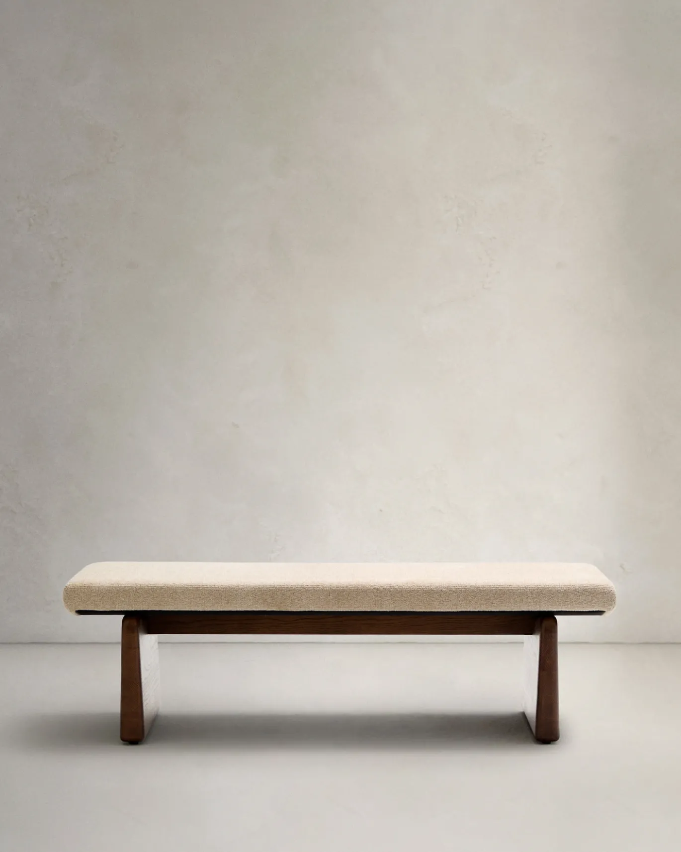 Kave Home Bankje Topaz Beige Chenille En Essenhout Bruin 150cm