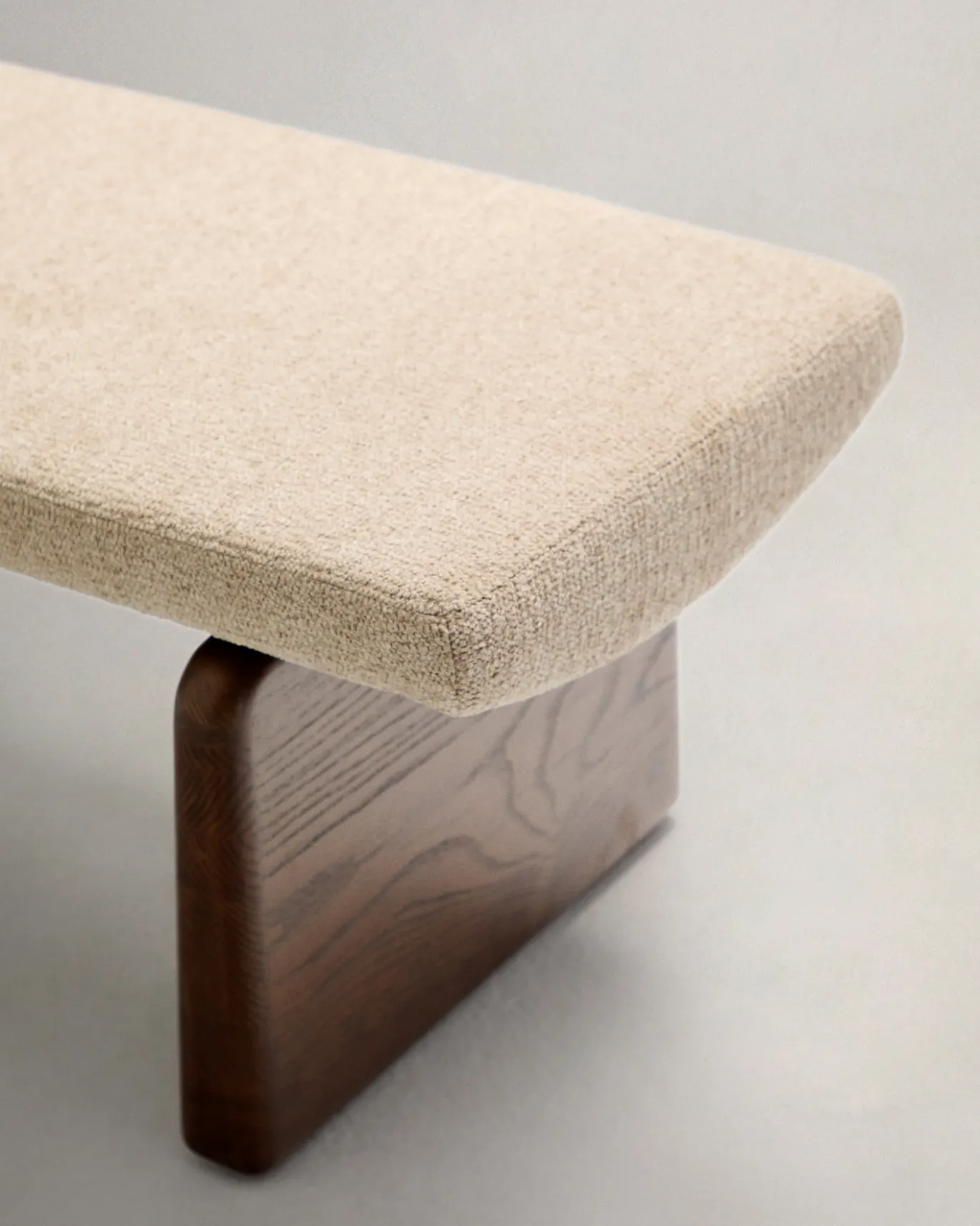Kave Home Bankje Topaz Beige Chenille En Essenhout Bruin 150cm