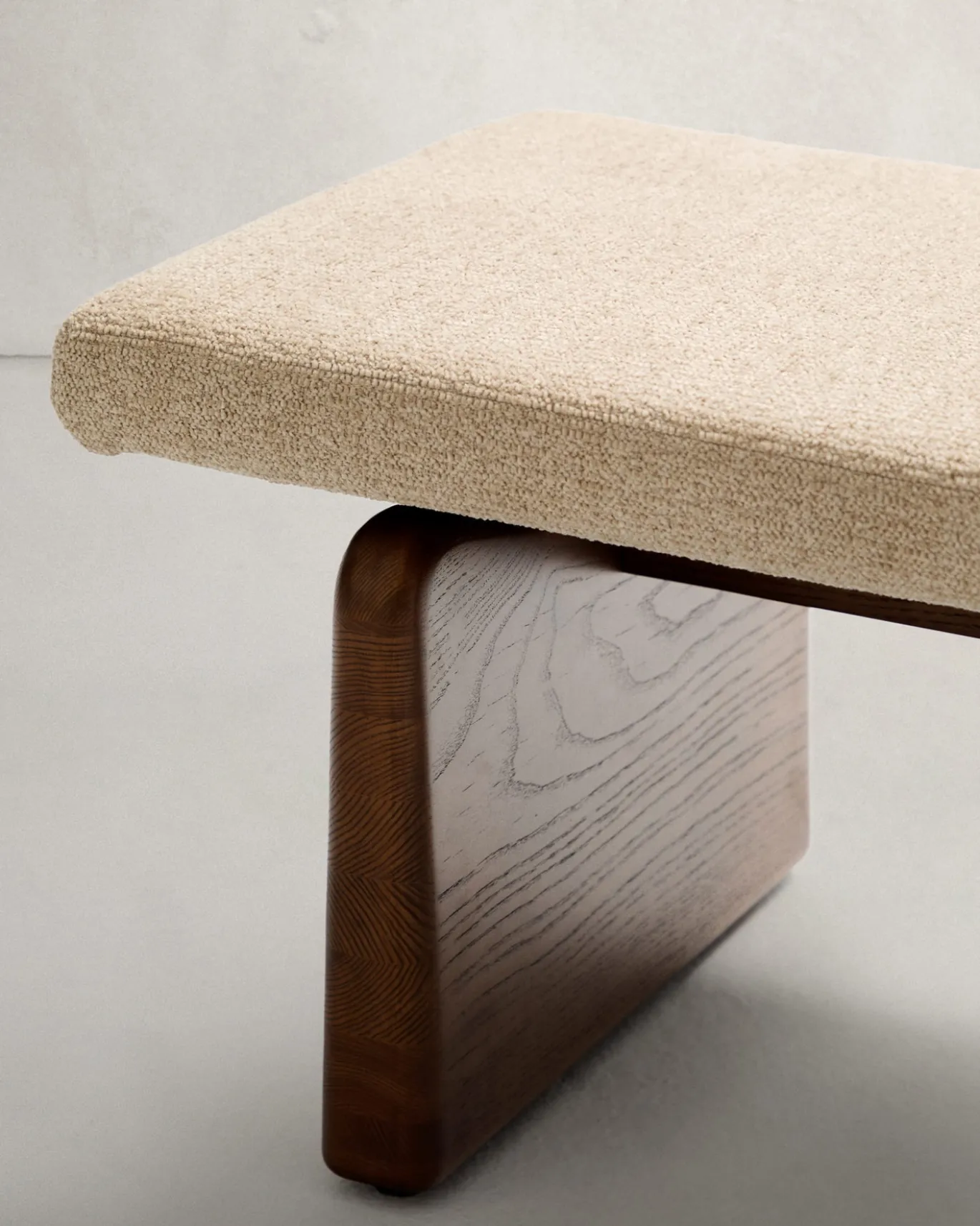 Kave Home Bankje Topaz Beige Chenille En Essenhout Bruin 150cm