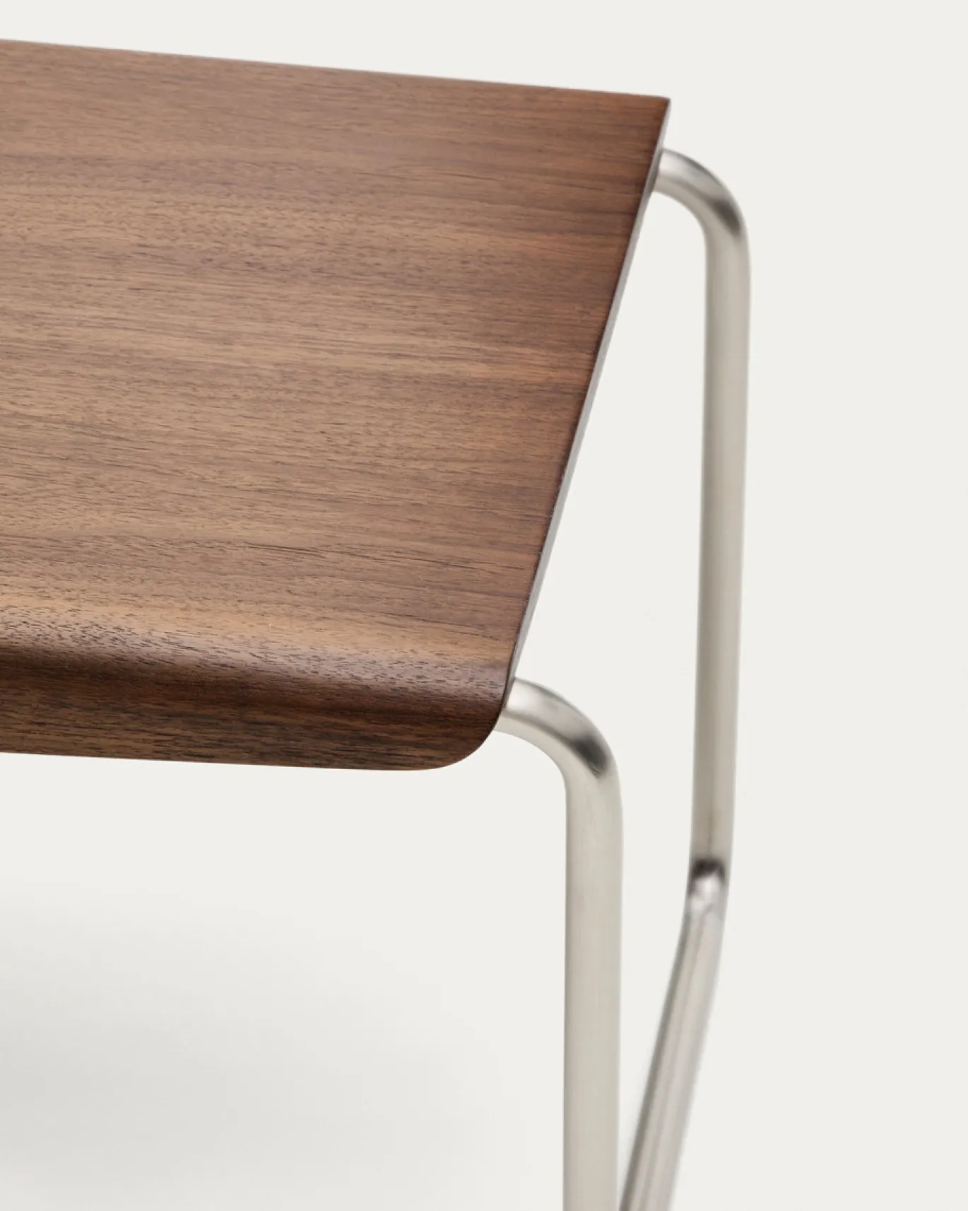 Kave Home Bank Tarsel Walnootfineer met RVS Frame 142cm
