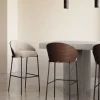 Kave Home Barkruk Eamy Lichtbruin Chenille en Essenhoutfineer Walnoot