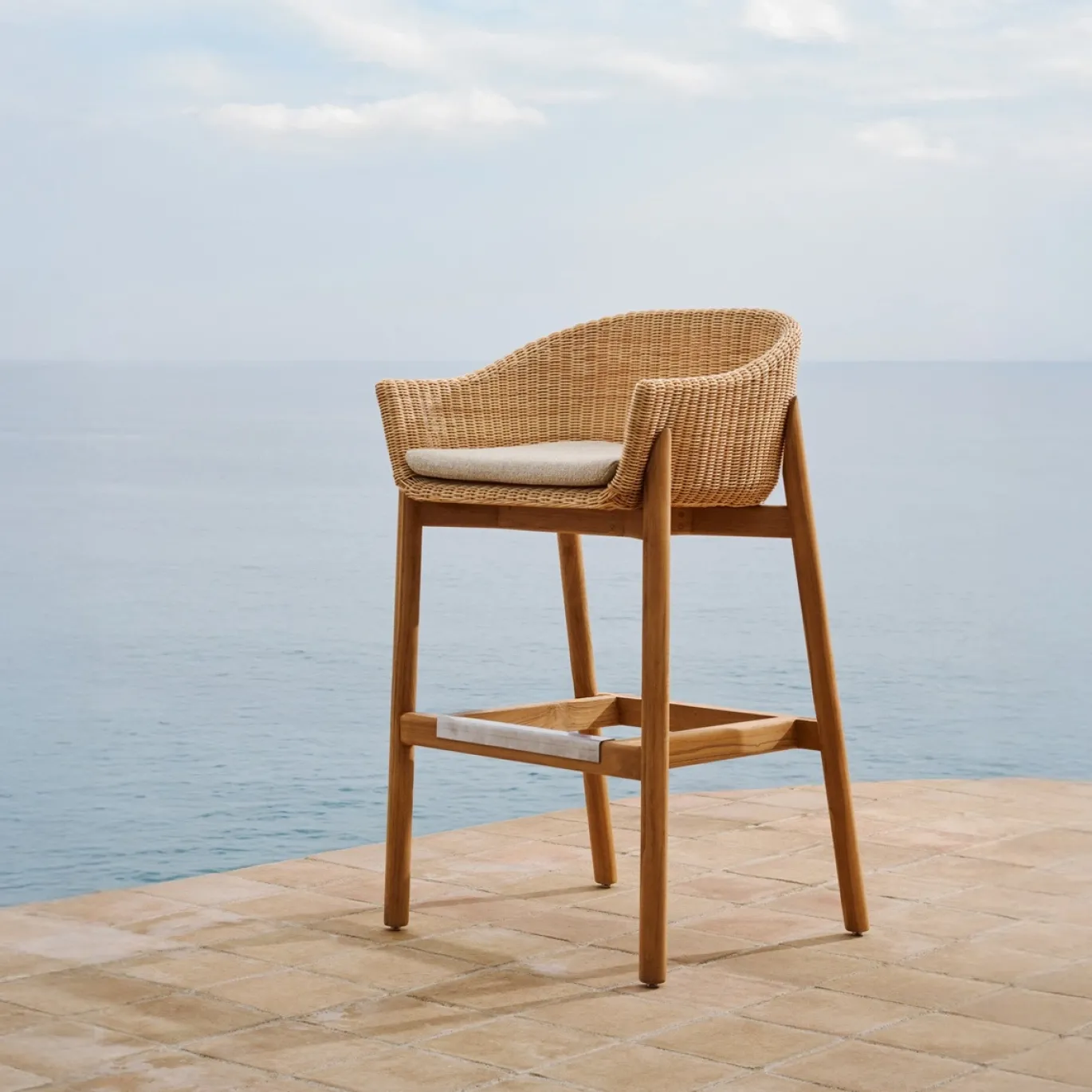 Kave Home Barkruk Galea Teakhout en Rotan 75cm