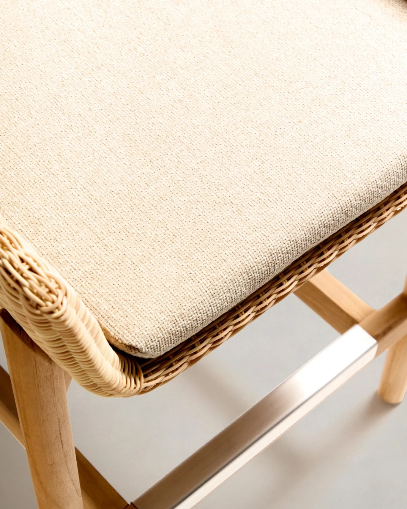 Kave Home Barkruk Galea Teakhout en Rotan 75cm