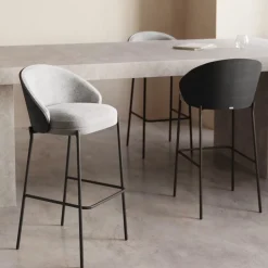 Kave Home Barstoel Eamy Lichtgrijs Chenille Essenhoutfineer Zwart