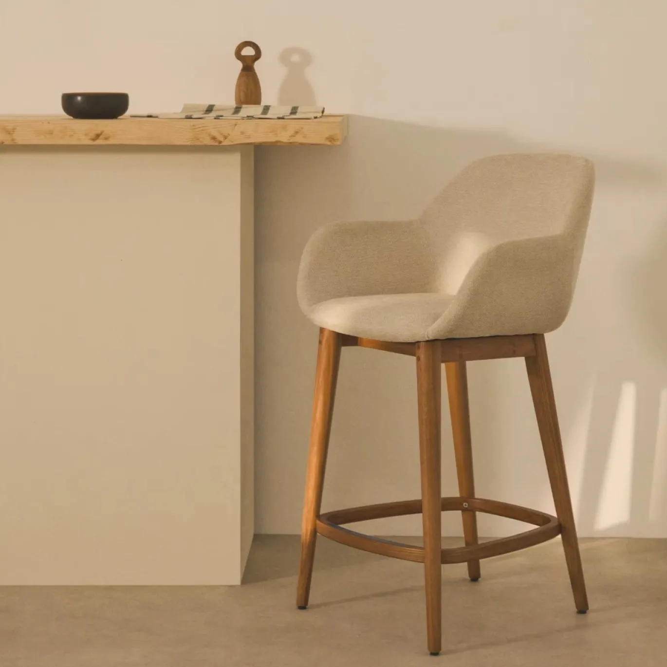 Kave Home Barstoel Konna Beige met Essenhouten Poten Donker 65cm