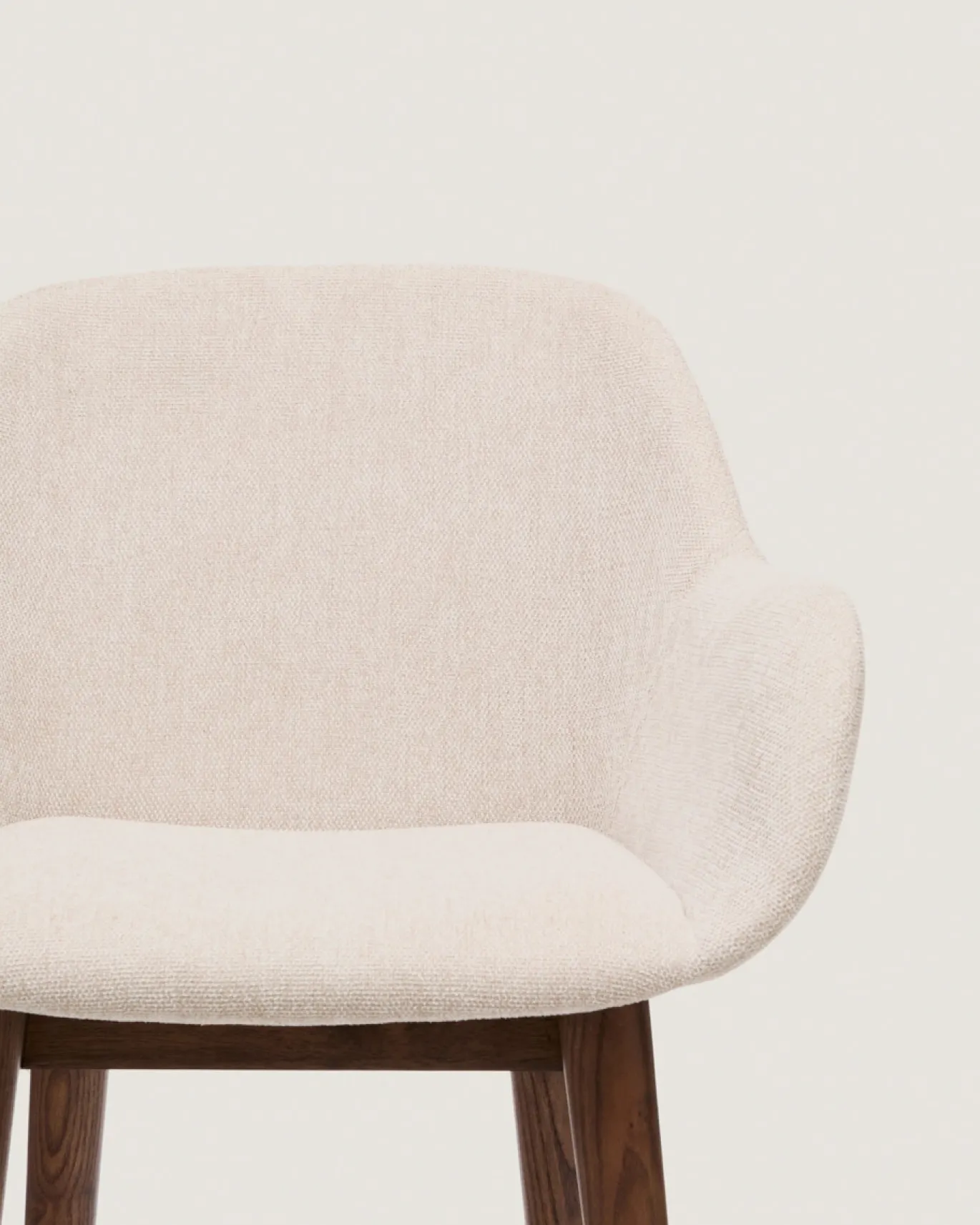 Kave Home Barstoel Konna Beige met Essenhouten Poten Donker 65cm