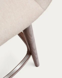 Kave Home Barstoel Konna Beige met Essenhouten Poten Donker 65cm