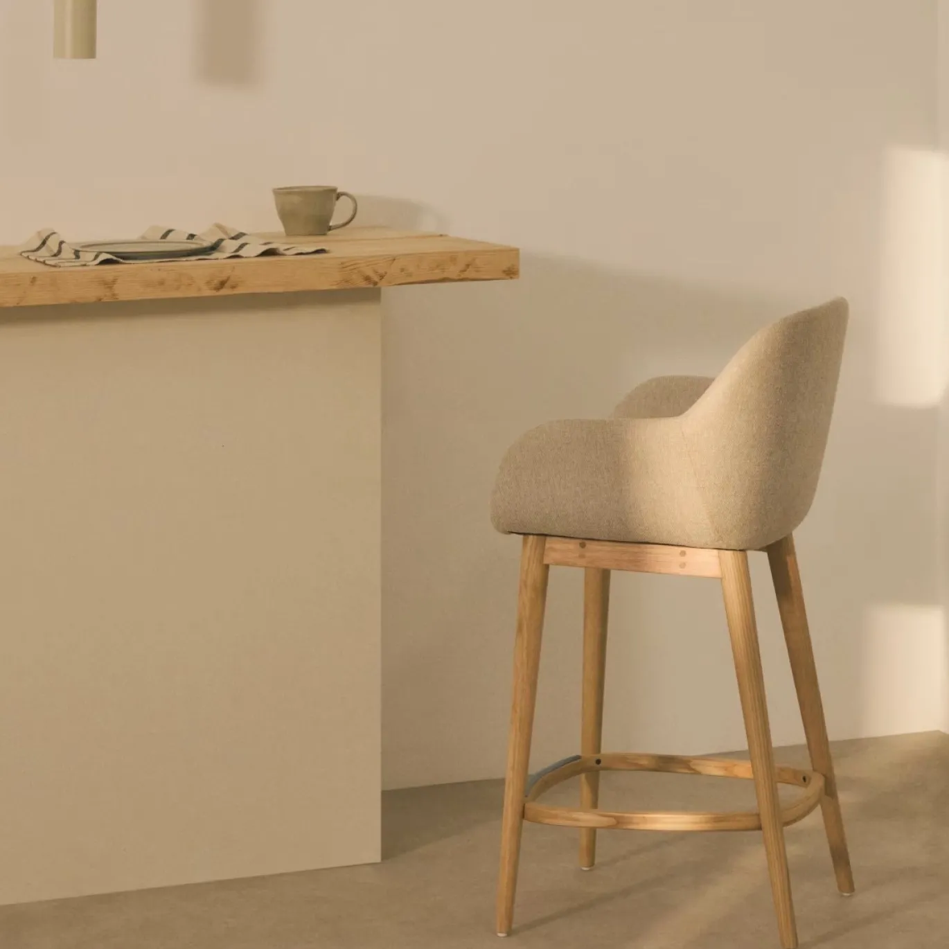 Kave Home Barstoel Konna Beige met Essenhouten Poten Licht 65cm