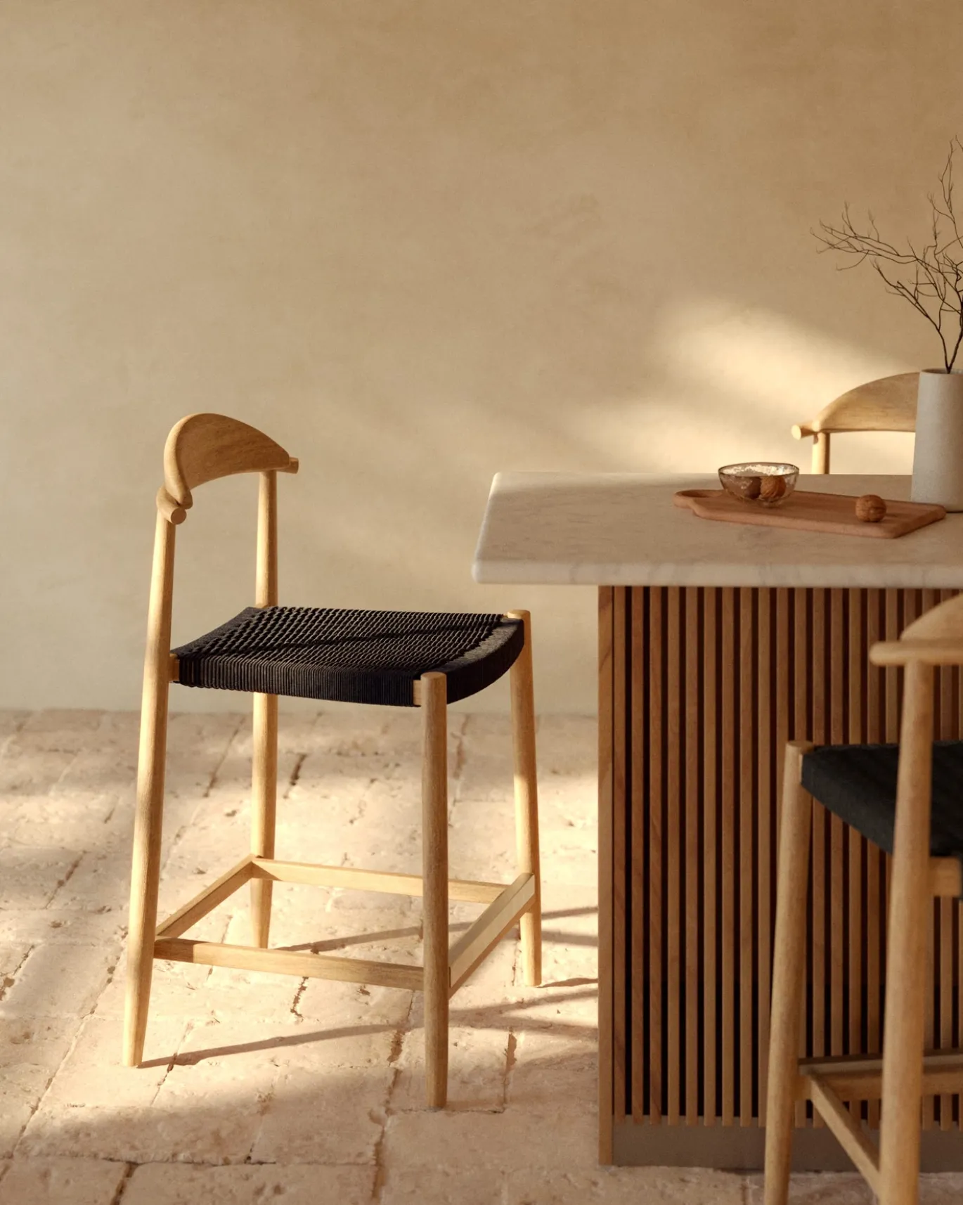 Kave Home Barstoel Nina Massief Naturel Acaciahout Zwart Touw