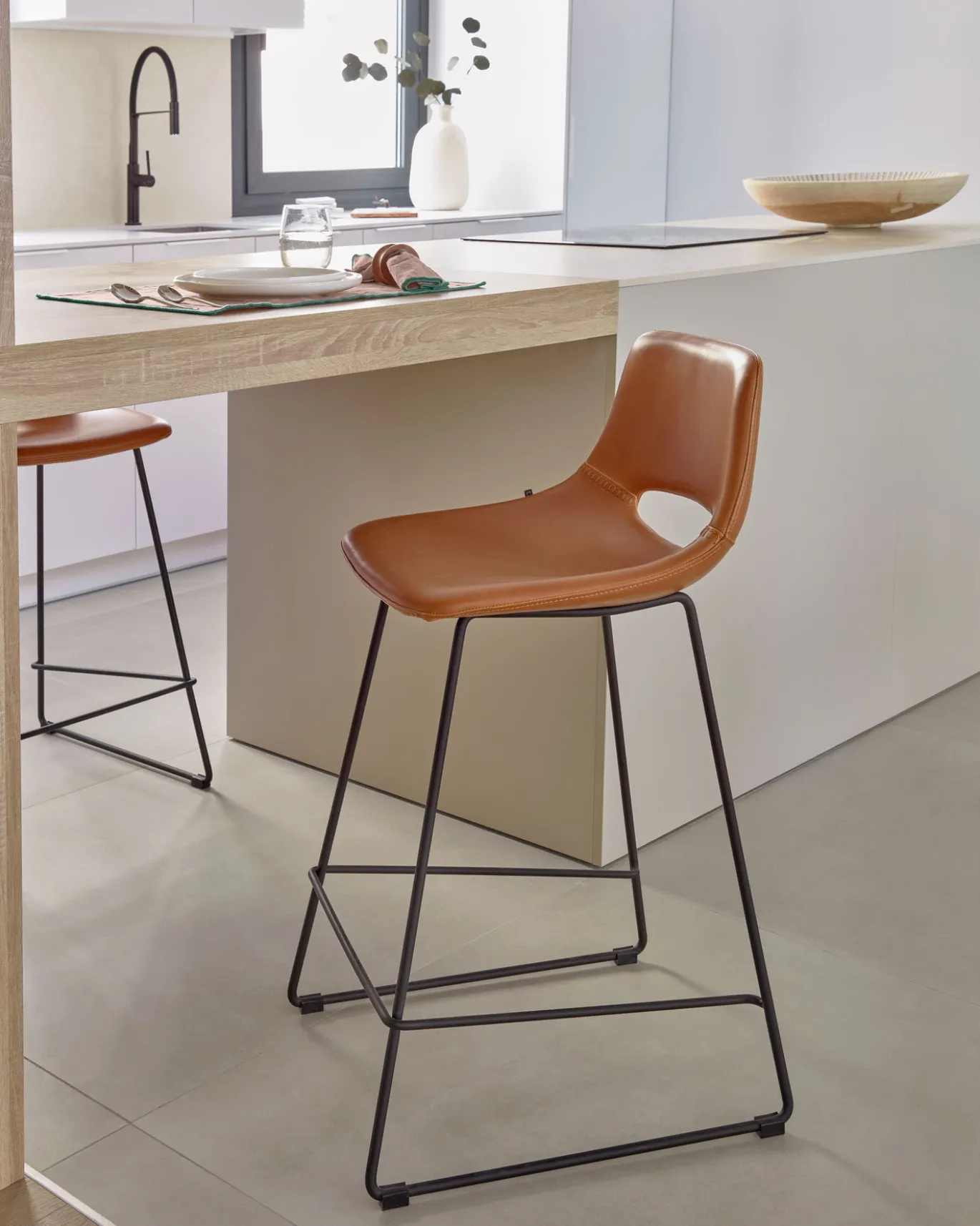 Kave Home Barstoel Zahara Bruin Synthetisch Leer