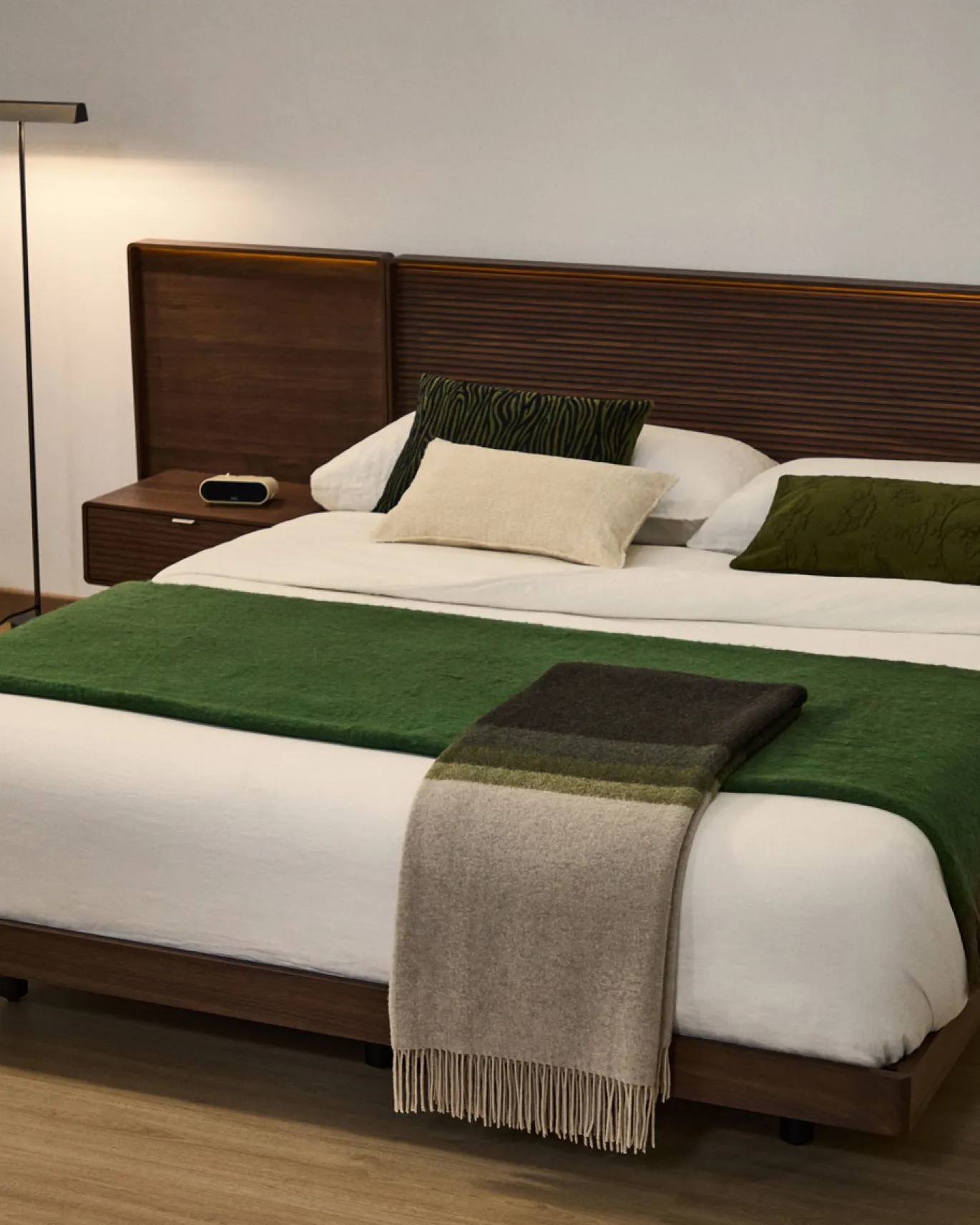 Kave Home Bed Norlen met 2 Nachtkastjes Walnootfineer Bruin en Led-licht voor Matras 180x200cm