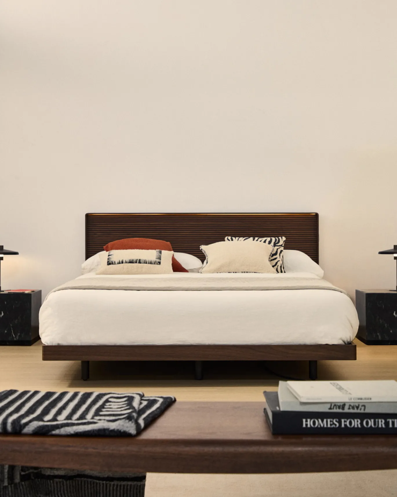 Kave Home Bed Norlen Walnootfineer Bruin en Led-licht voor Matras 180x200cm