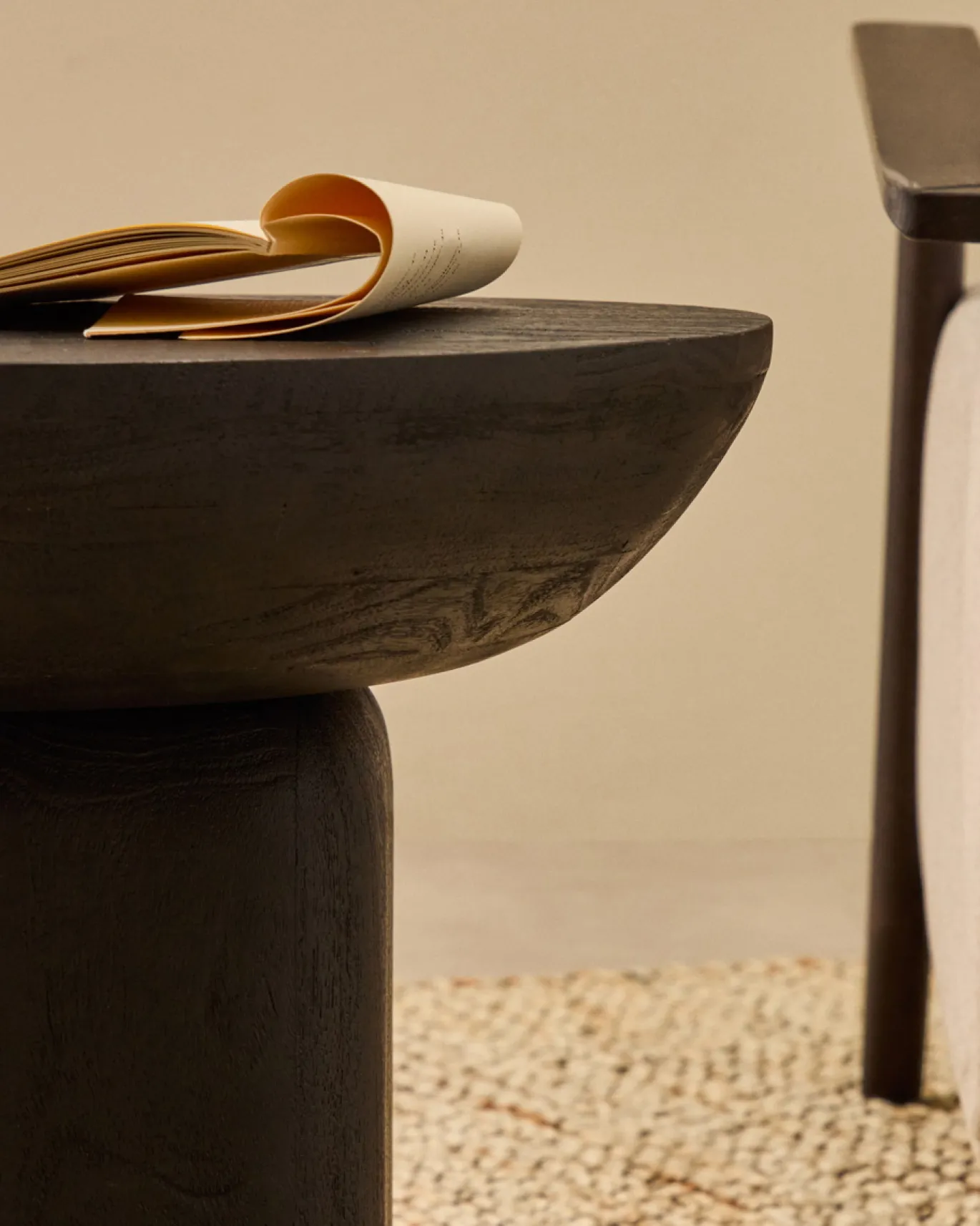 Kave Home Bijzettafel Ambra Acaciahout Zwart Ø50cm
