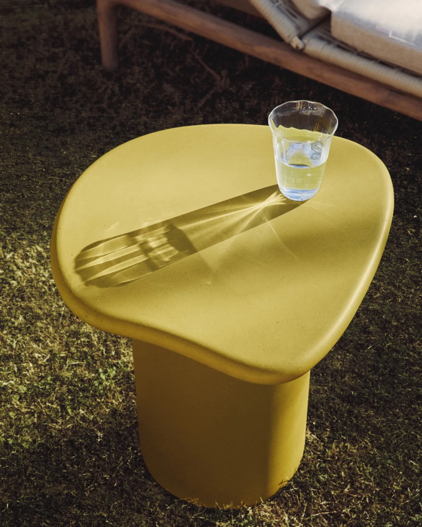 Kave Home Bijzettafel Macarella Cement Geel 48x47cm