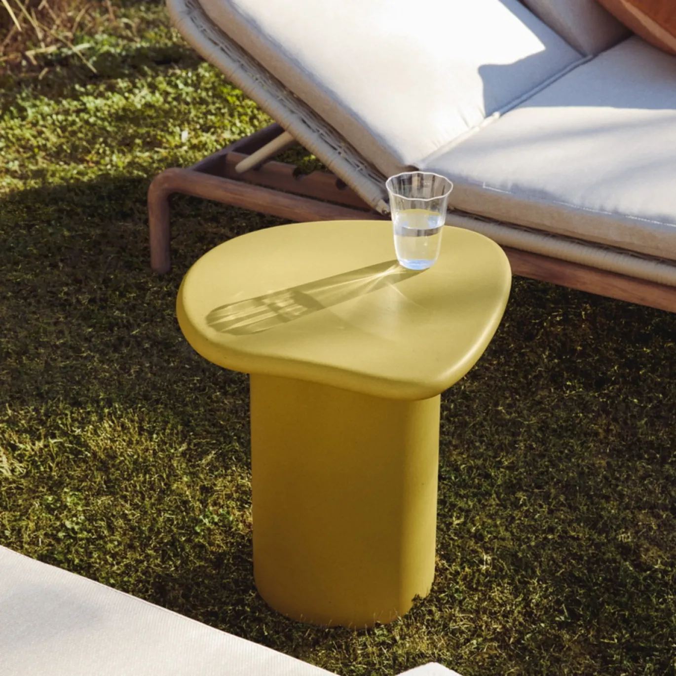 Kave Home Bijzettafel Macarella Cement Geel 48x47cm
