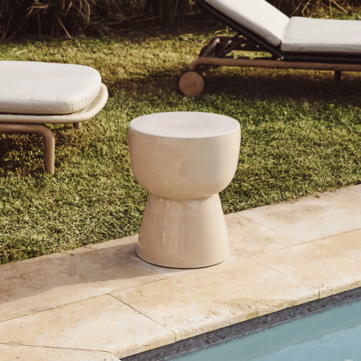 Kave Home Bijzettafel Mesquida Outdoor Keramiek Beige Ø35cm