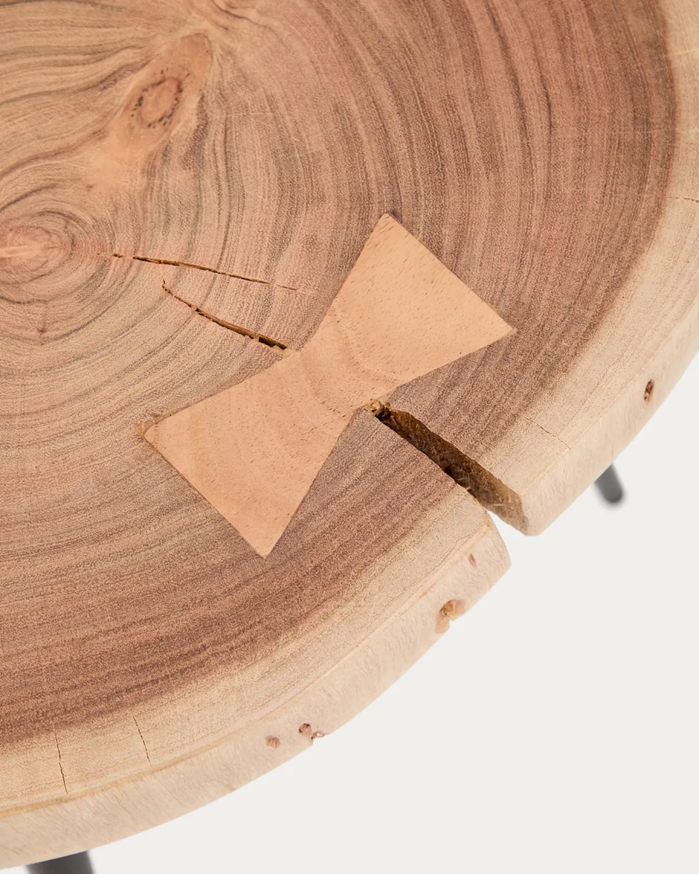 Kave Home Bijzettafel Tanive Acaciahout Naturel En Zwart Stalen Poten Ø35cm
