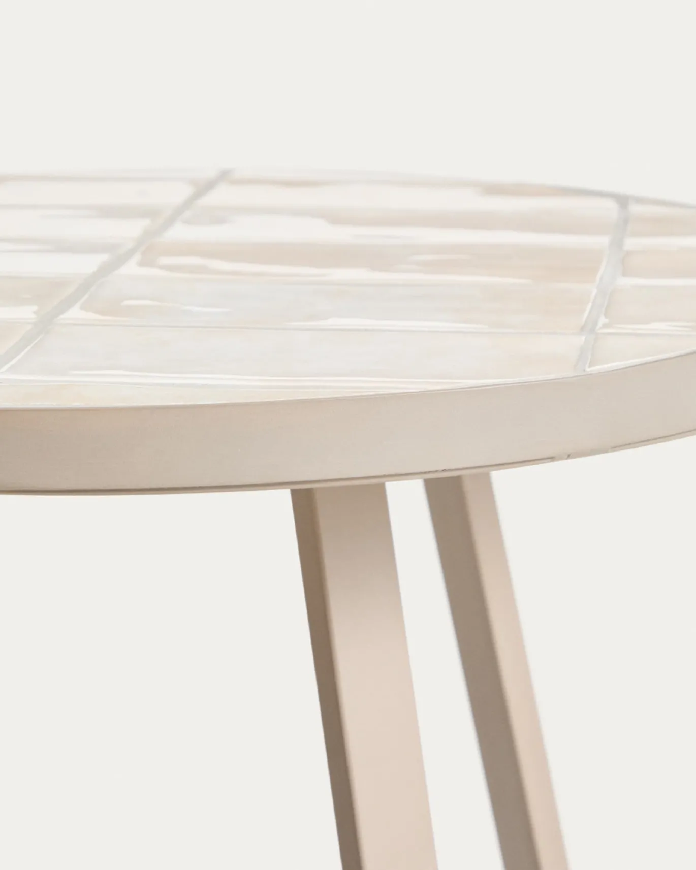 Kave Home Bijzettafel Tella Outdoor Staal Tegels Beige Ø90cm