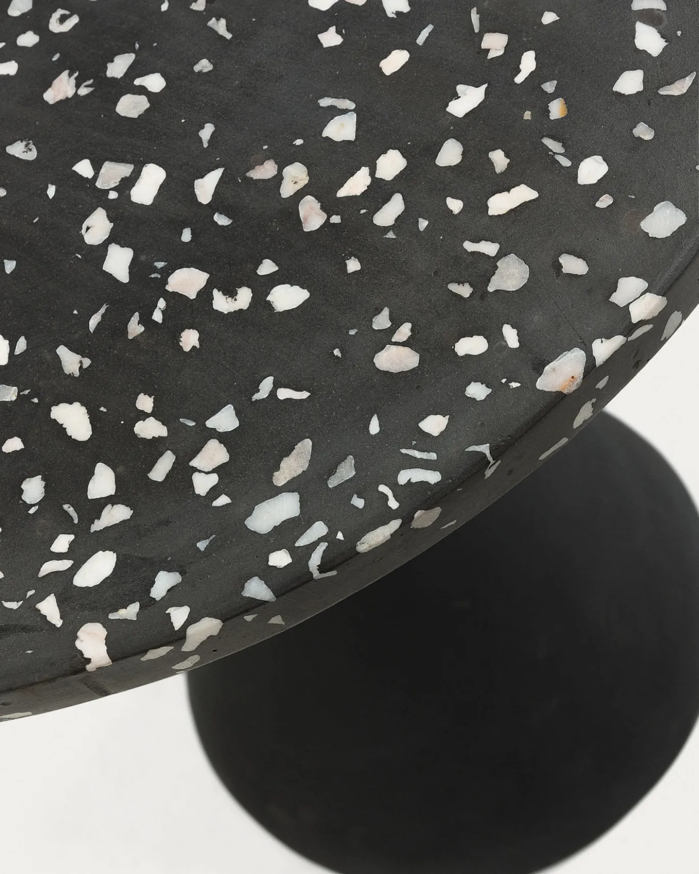 Kave Home Bijzettafeltje Delano Zwart Terrazzo Ø40cm