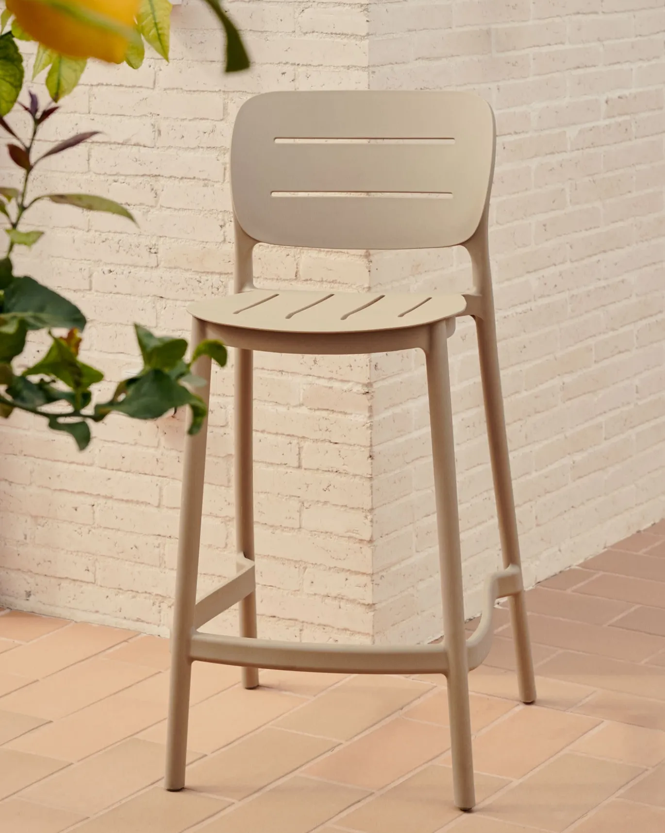 Kave Home Buitenkruk Morella Beige Kunststof