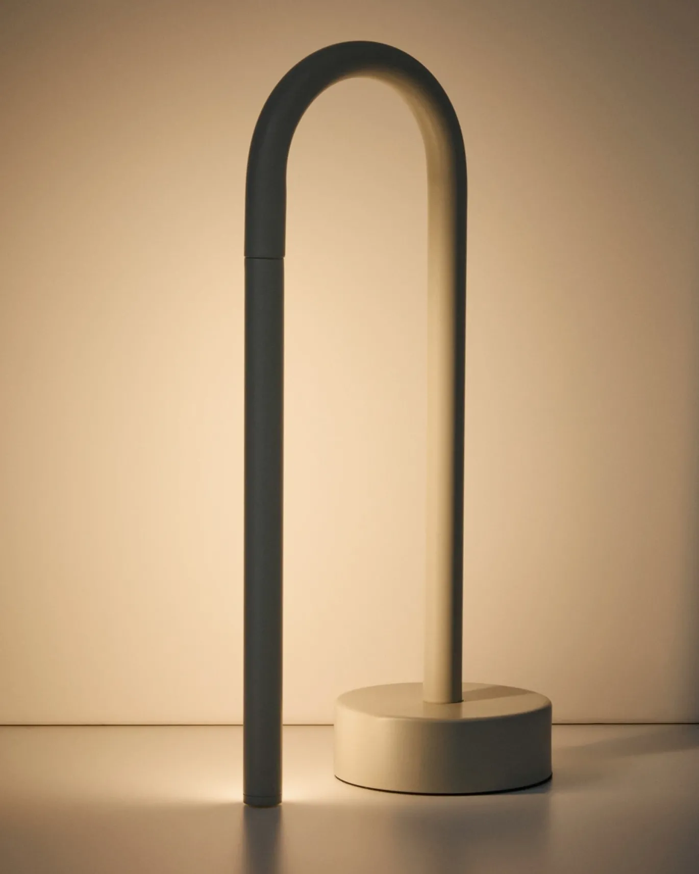 Kave Home Draagbare Tafellamp Bow Grijs Aluminium