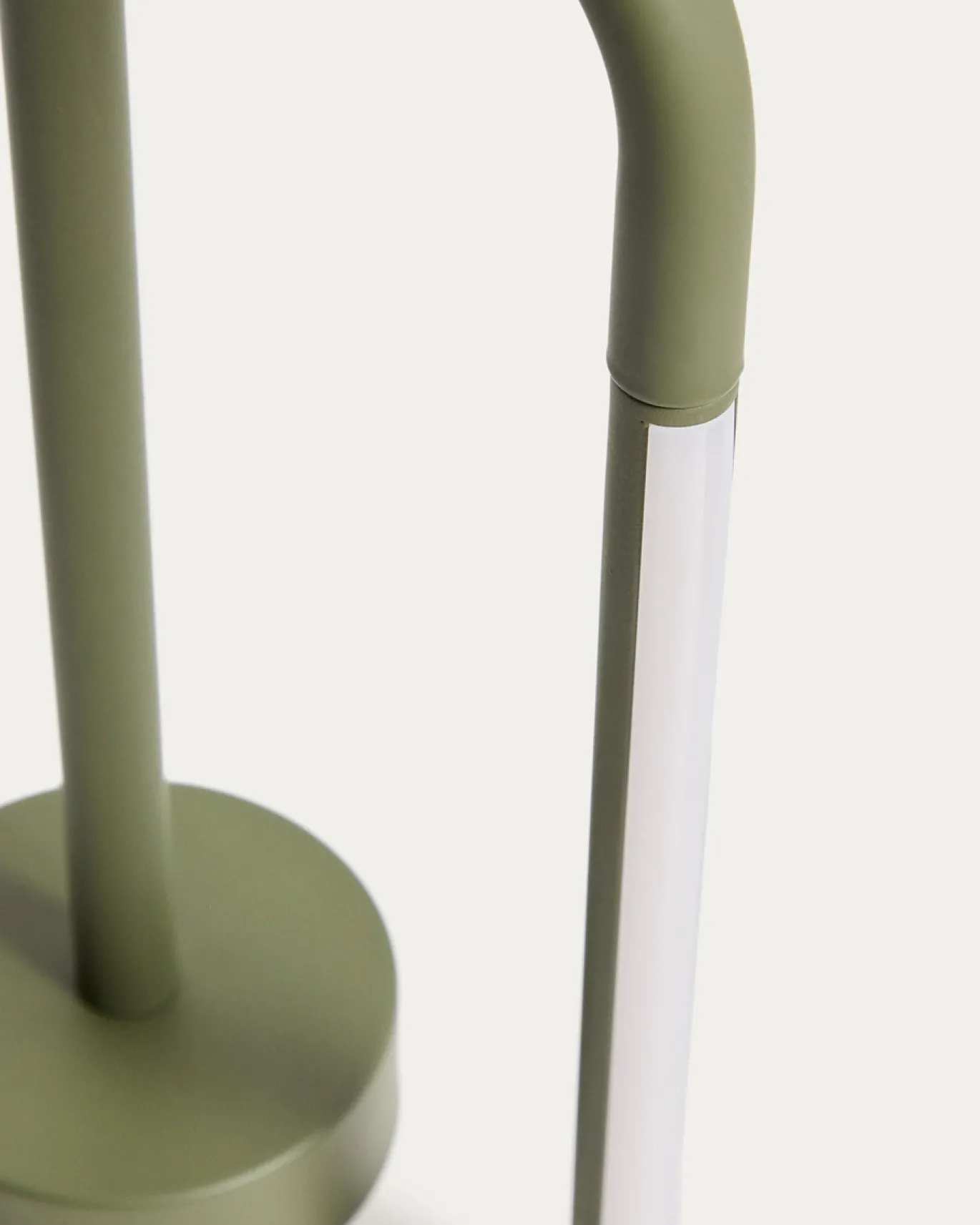 Kave Home Draagbare Tafellamp Bow Groen Aluminium