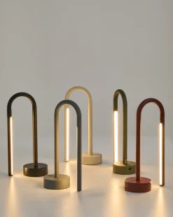 Kave Home Draagbare Tafellamp Bow Zwart Aluminium
