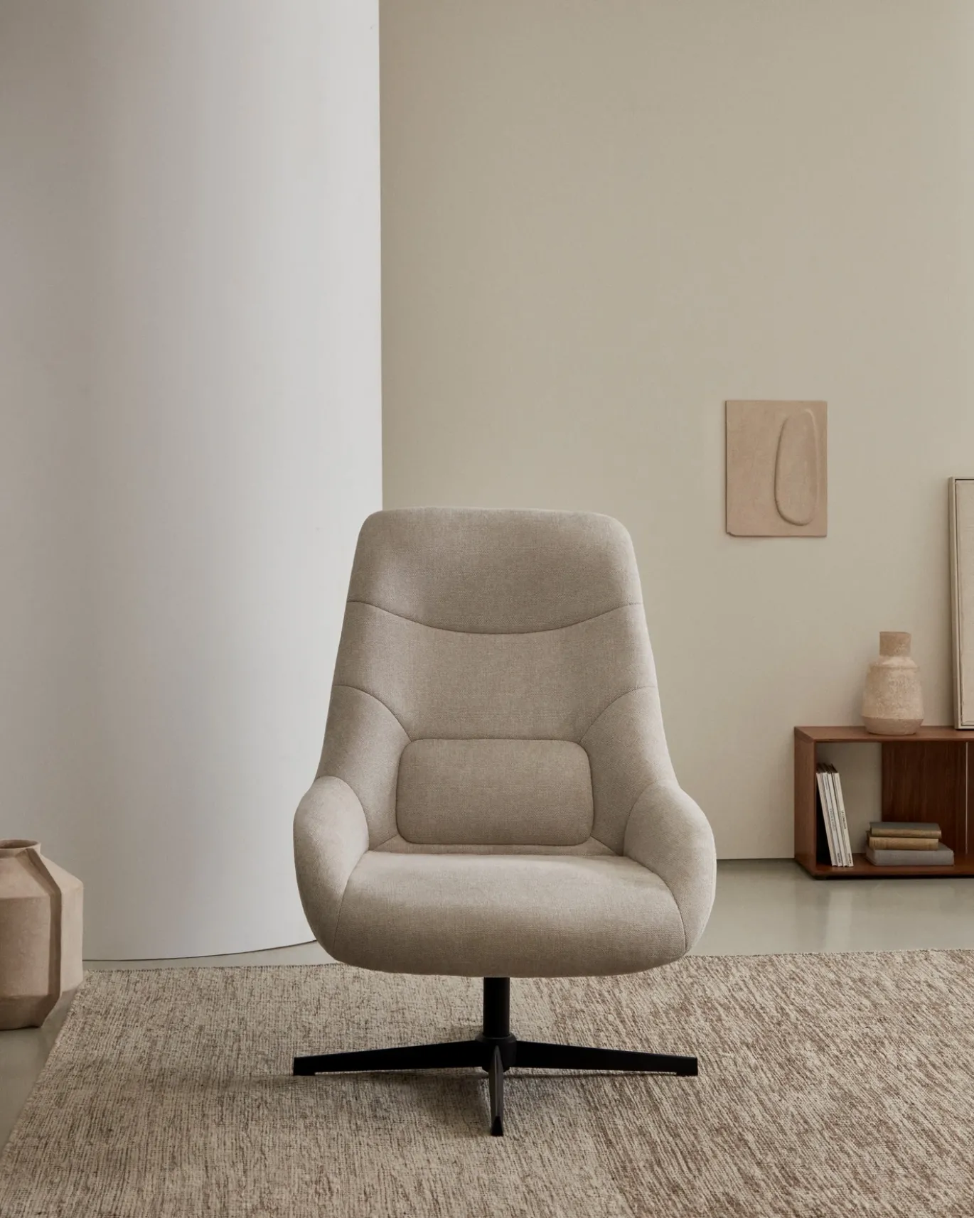 Kave Home Draaistoel Celida Beige Chenille Zwart
