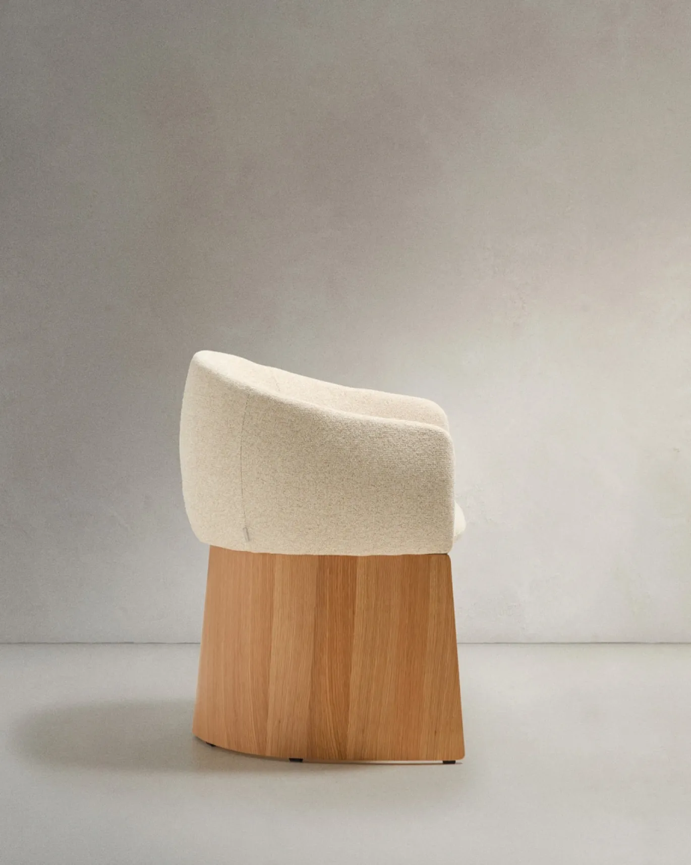 Kave Home Eetkamerstoel Bosca Beige Chenille en Eikenfineer