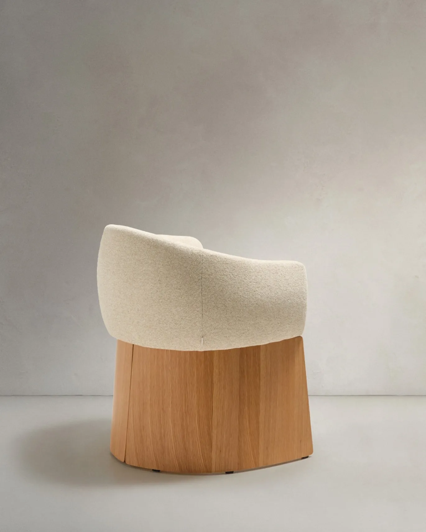 Kave Home Eetkamerstoel Bosca Beige Chenille en Eikenfineer