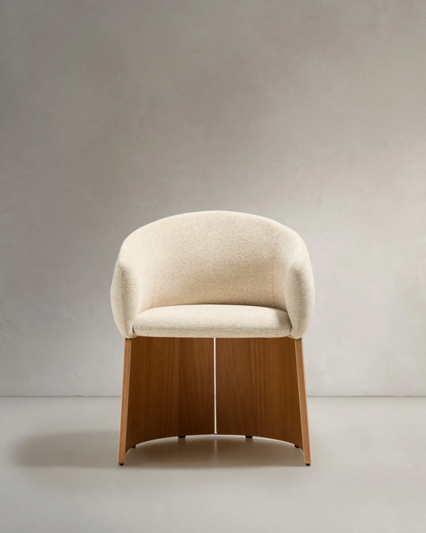 Kave Home Eetkamerstoel Bosca Beige Chenille en Eikenfineer
