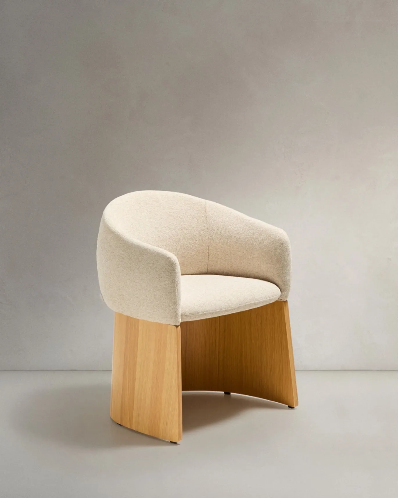 Kave Home Eetkamerstoel Bosca Beige Chenille en Eikenfineer