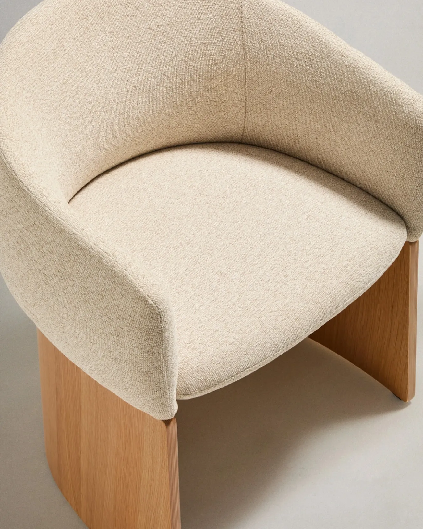 Kave Home Eetkamerstoel Bosca Beige Chenille en Eikenfineer