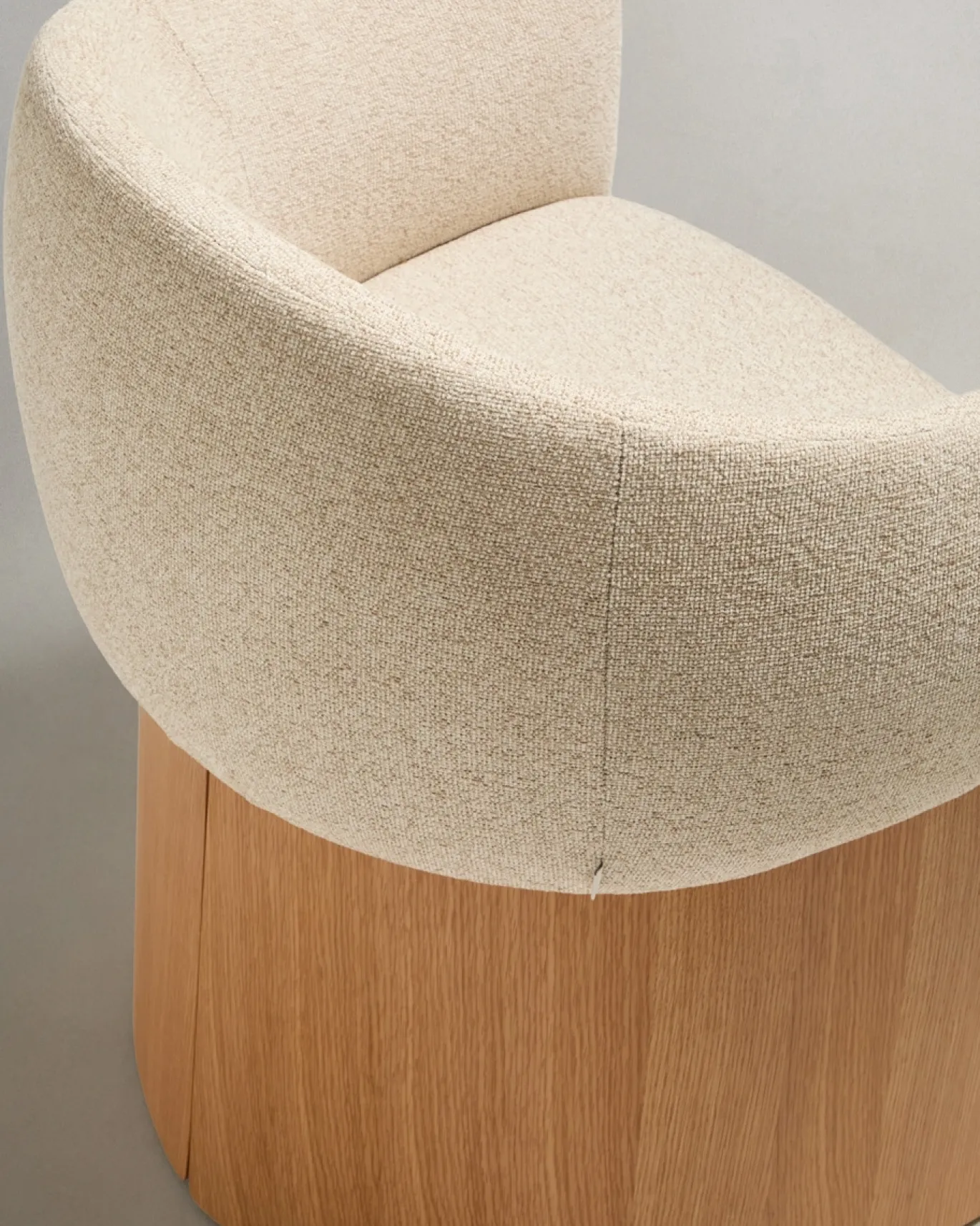 Kave Home Eetkamerstoel Bosca Beige Chenille en Eikenfineer