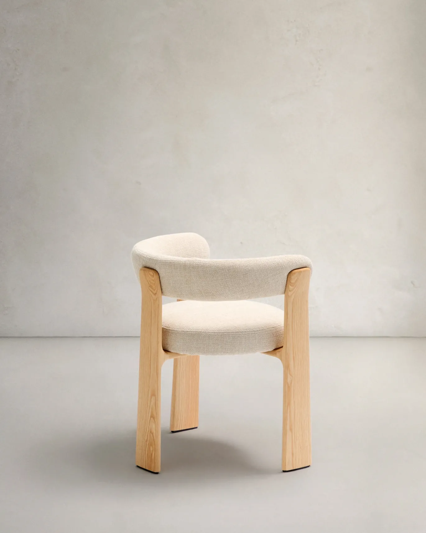 Kave Home Eetkamerstoel Granite 3-poten Beige/Naturel Chenille En Essenhout