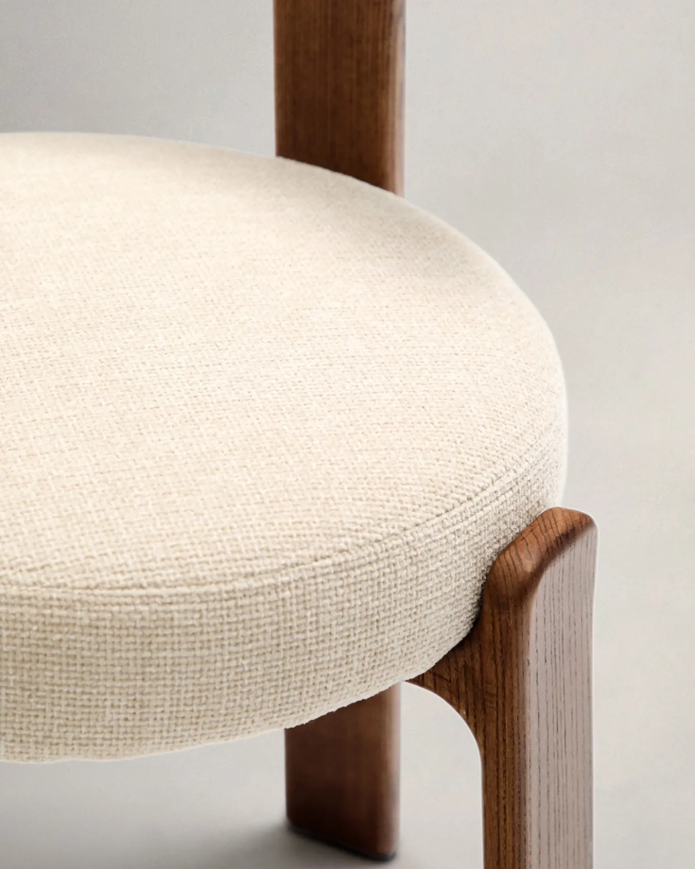 Kave Home Eetkamerstoel Granite Beige/Bruin Chenille En Essenhout