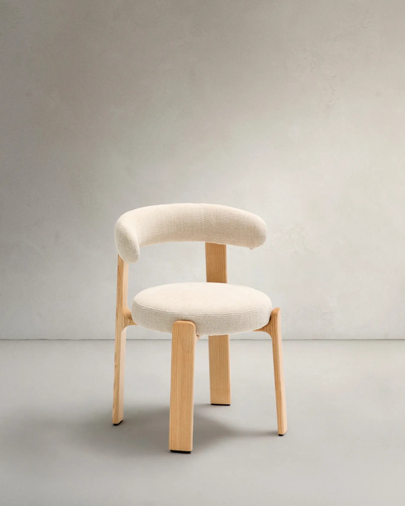 Kave Home Eetkamerstoel Granite Beige/Naturel Chenille En Essenhout