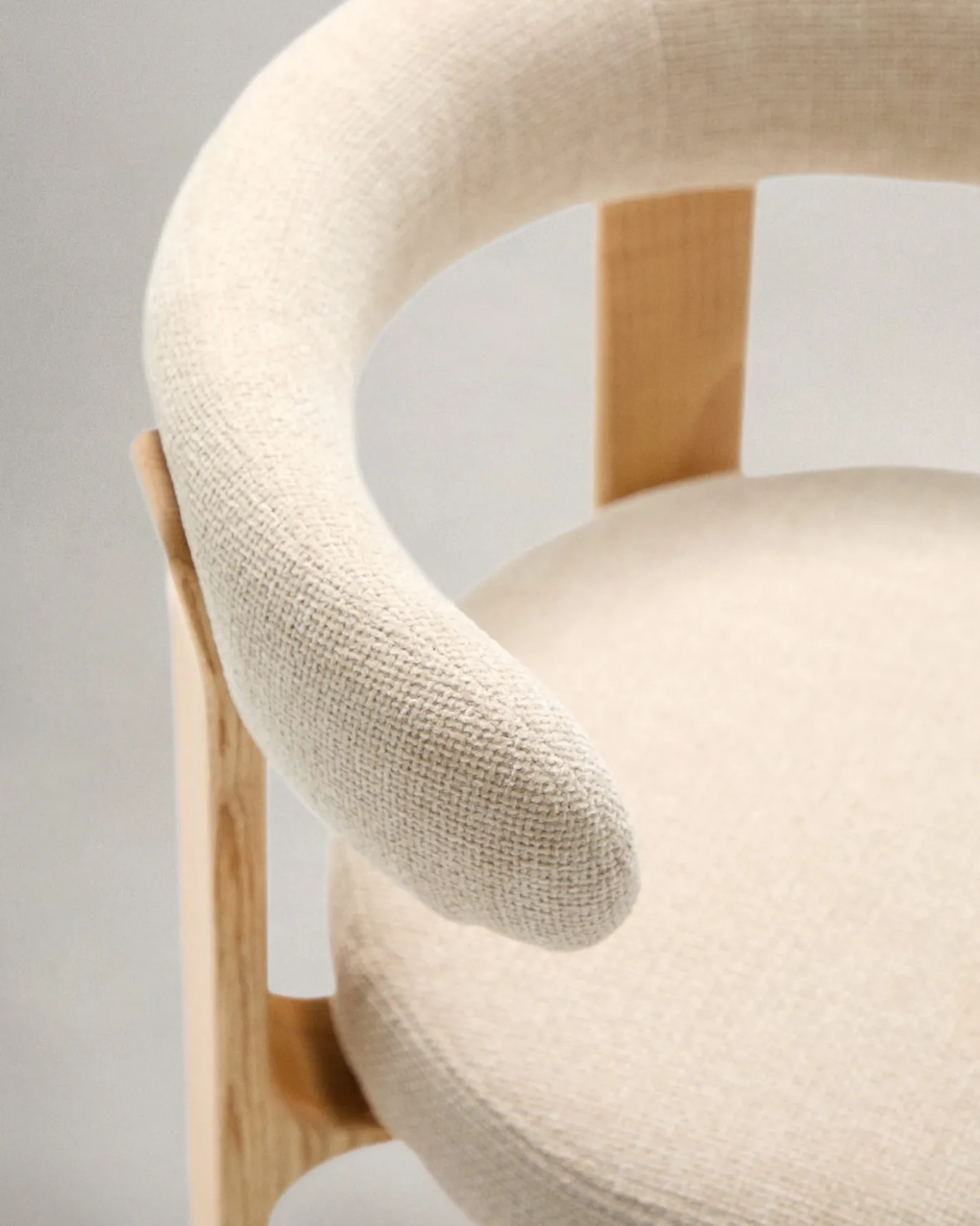 Kave Home Eetkamerstoel Granite Beige/Naturel Chenille En Essenhout