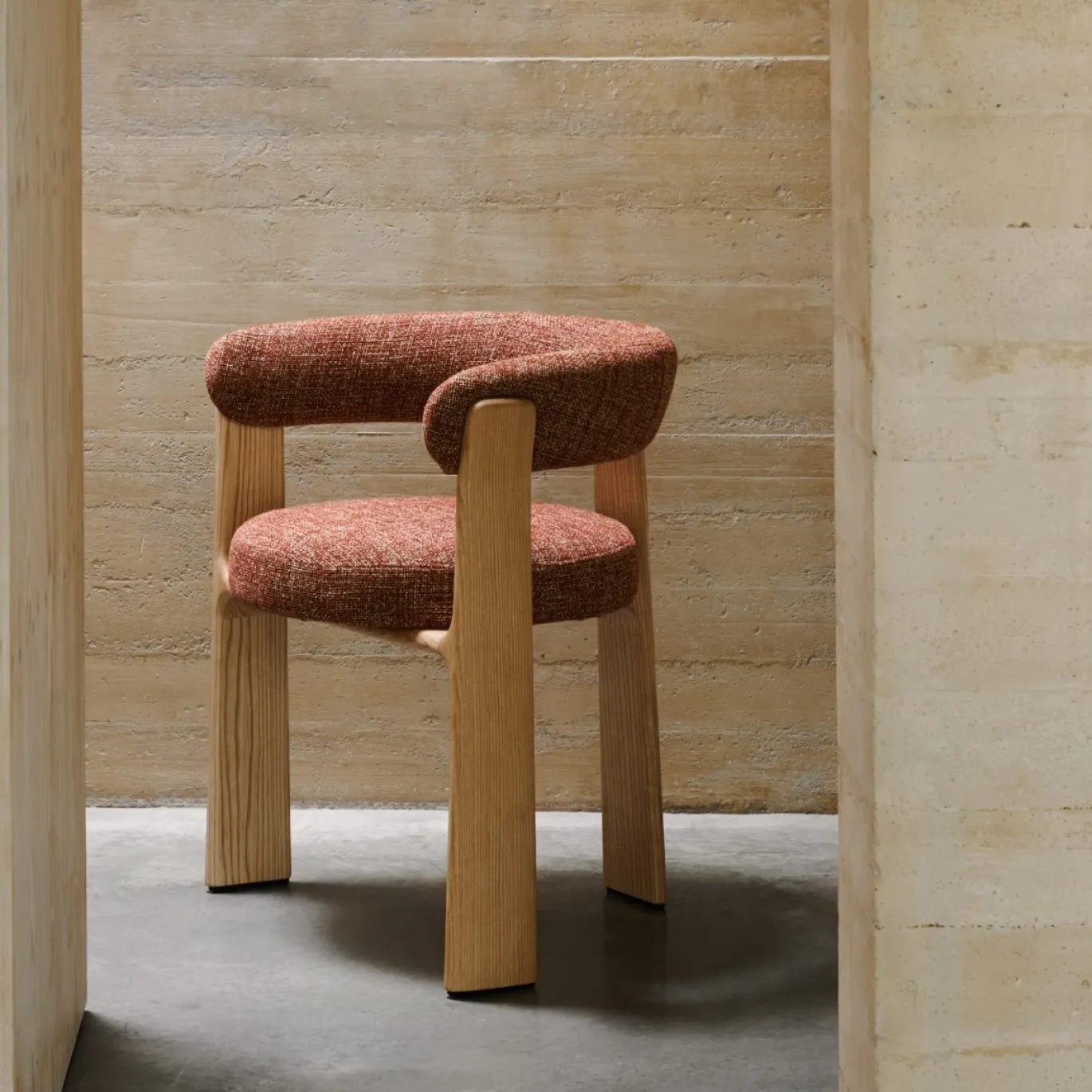 Kave Home Eetkamerstoel Granite 3-poten Terracotta/Naturel Chenille En Essenhout